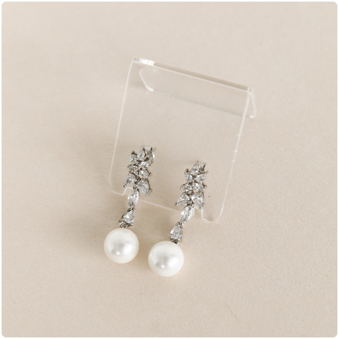 Aretes de plata con zirconias en forma de pera y perla redonda